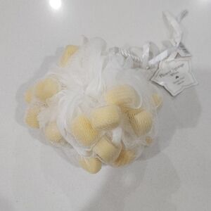 Laline White and Yellow Flower Sponge